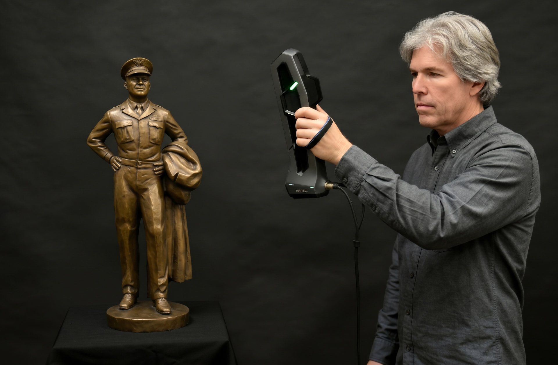 3D scanning a bronze statue with a handheld scanner
